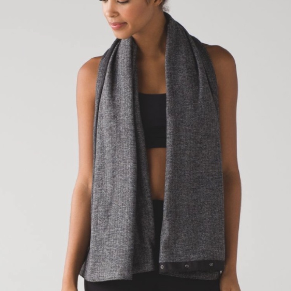 Lululemon Vinyasa Scarf *Rulu
Heathered Herringbone Heathered Black Wrap